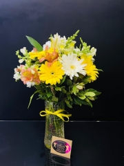 Vazoda Orta Boy Sarı Konsept Mevsim Çiçekleri